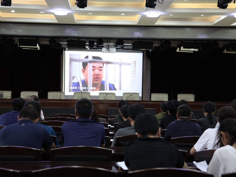 盤山法院感覺正在觀看楊宇新、于永池警示教育片