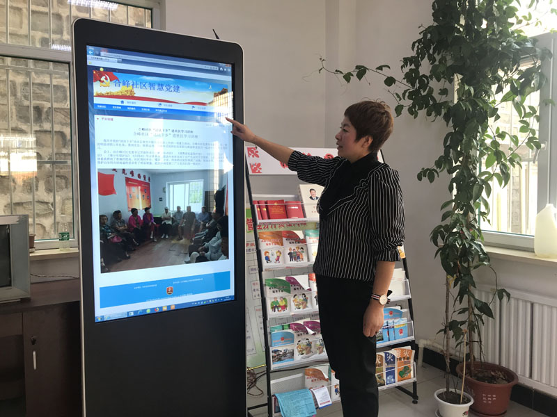 本溪市平山區(qū)崔東街道合峰社區(qū)黨委書(shū)記兼主任羅淑艷介紹社區(qū)普法情況