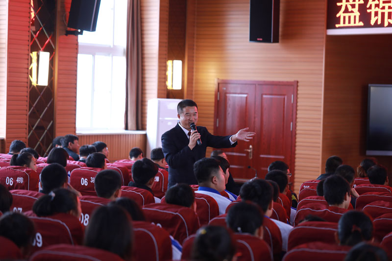 盤錦市人民檢察院未檢檢察官向同學宣講了防治校園暴力欺凌及掃黑除惡知識