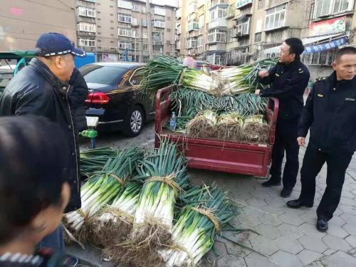 執(zhí)法人員規(guī)范秋菜銷售點(diǎn)