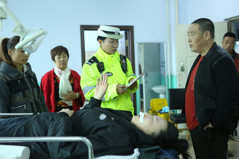 出警回來(lái)已是午飯時(shí)間，范冬梅卻直奔醫(yī)院對(duì)事故當(dāng)事人進(jìn)行調(diào)查取證