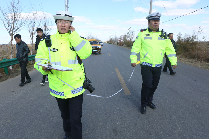 剛到交通事故現(xiàn)場(chǎng)，范冬梅又接到指揮中心打來(lái)出警的電話