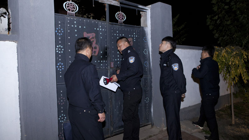 執(zhí)行干警夜晚強(qiáng)制執(zhí)行111