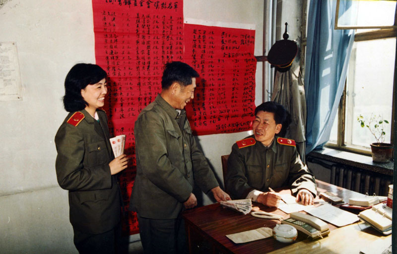 1990年5月，撫順市檢察干警捐款場(chǎng)景