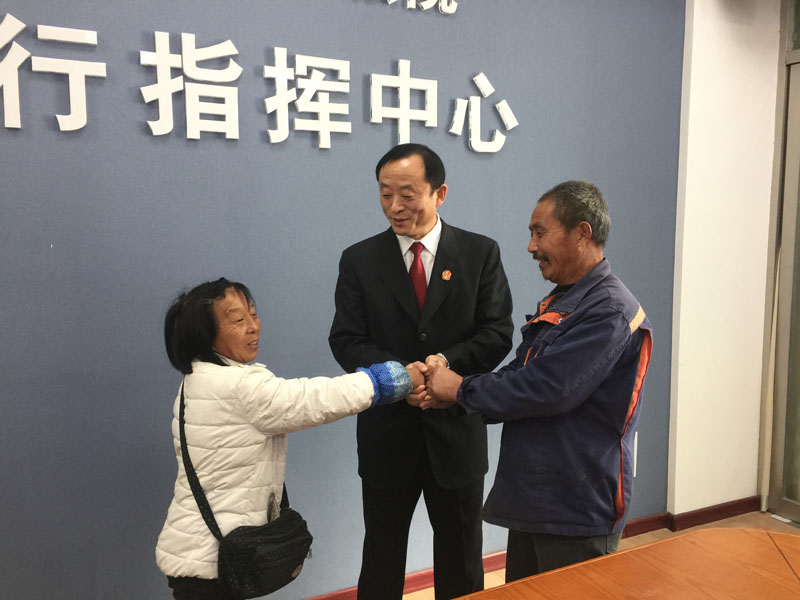 雙方當(dāng)事人握住了姜厚革的手