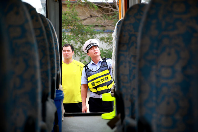 （4）營(yíng)口交警服務(wù)當(dāng)?shù)亟?jīng)濟(jì)建設(shè)，開(kāi)展交通隱患大排查