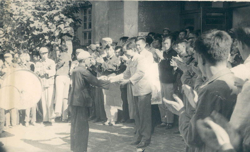 1958年10月10日，公安部在阜新召開參加生產(chǎn)保衛(wèi)生產(chǎn)全國經(jīng)濟(jì)保衛(wèi)現(xiàn)場(chǎng)會(huì)，會(huì)前市公安局副局長(zhǎng)羅萍接受基層代表喜報(bào)。