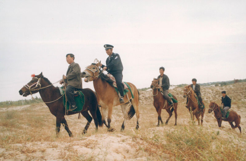 沙漠路少難行，民警為開展工作，堅(jiān)持騎馬巡邏