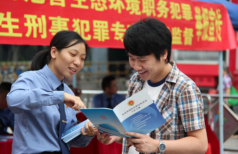 配文2：2013年9月，遼陽市檢察院偵查監(jiān)督處干警為群眾講解預防犯罪手冊