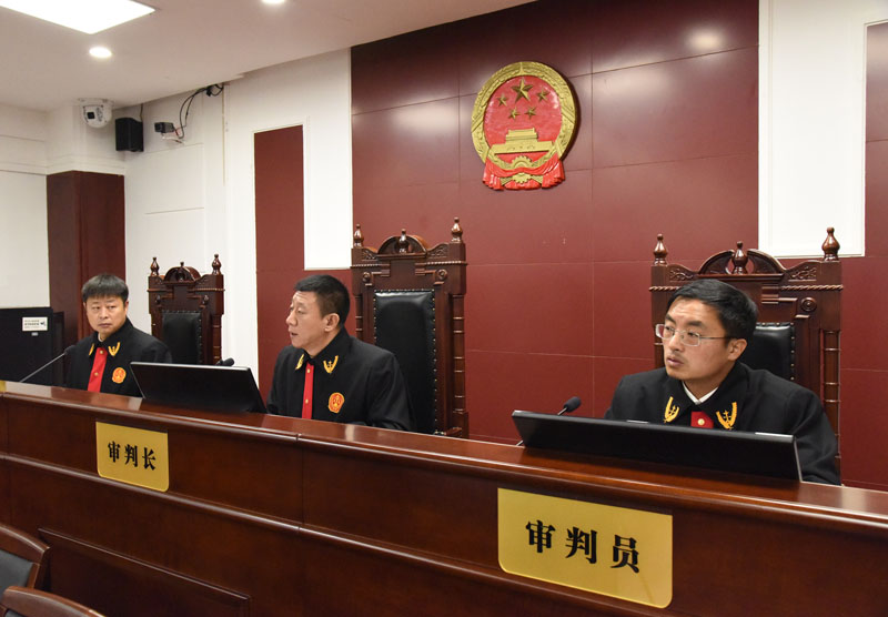 沈陽(yáng)中院副院長(zhǎng)朱曉光（中）擔(dān)任審判長(zhǎng)