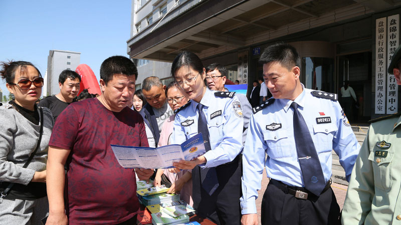 2017年5月15日，興隆臺公安分局開展優(yōu)化營商環(huán)境宣傳活動