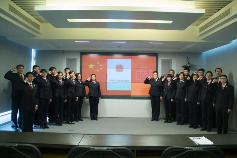 組織青年干警參加憲法宣誓活動(dòng)