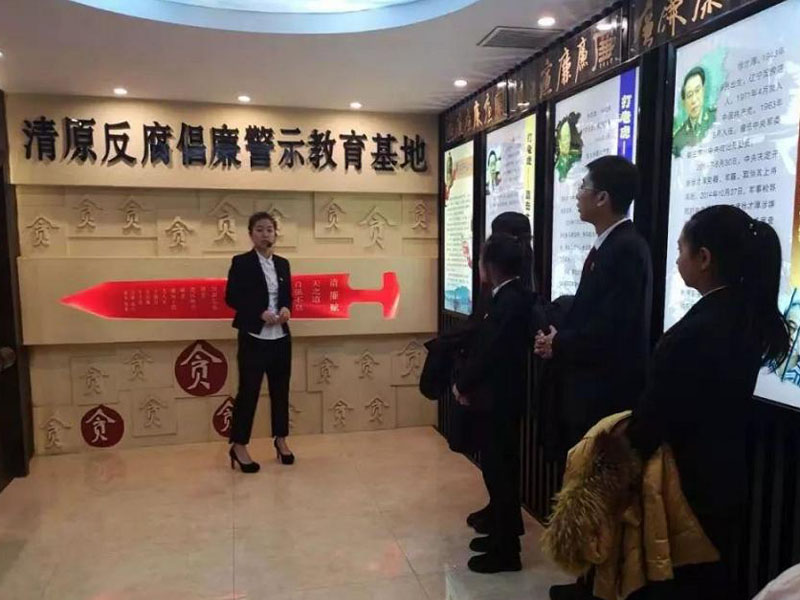 干警們?cè)谡J(rèn)真聽(tīng)講解