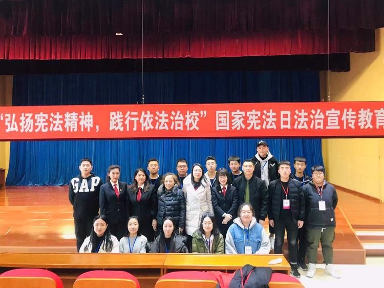 活動現(xiàn)場，法官們與學(xué)生代表合影留念