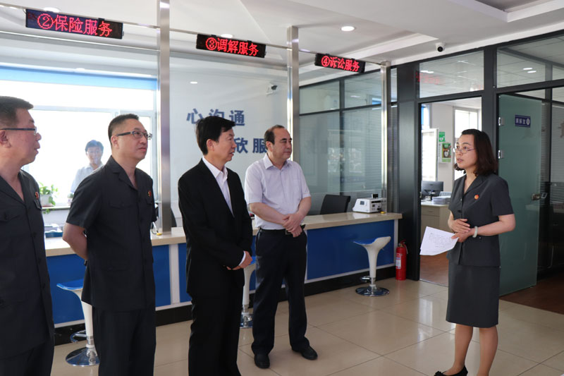 2018年3月，省法院黨組書記、院長(zhǎng)張學(xué)群（中）到大連市甘井子區(qū)人民法院視察“一體化平臺(tái)”工作