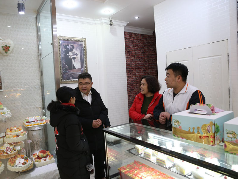 配文1：張?zhí)m就業(yè)后邀請(qǐng)檢察官到她所在的蛋糕店參觀