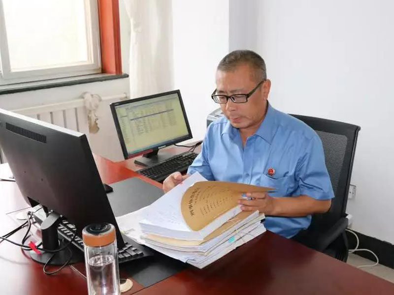 老萬在認真審查案卷