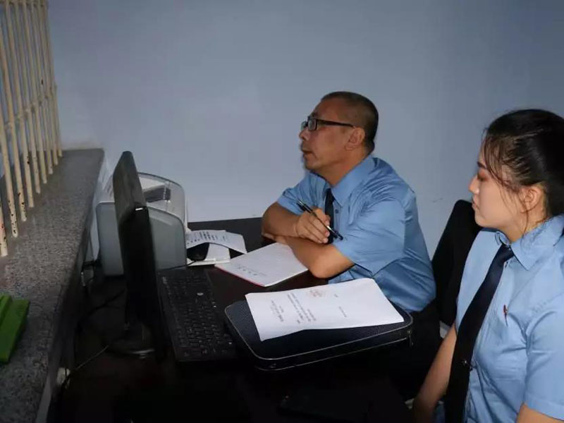 老萬提審犯罪嫌疑人