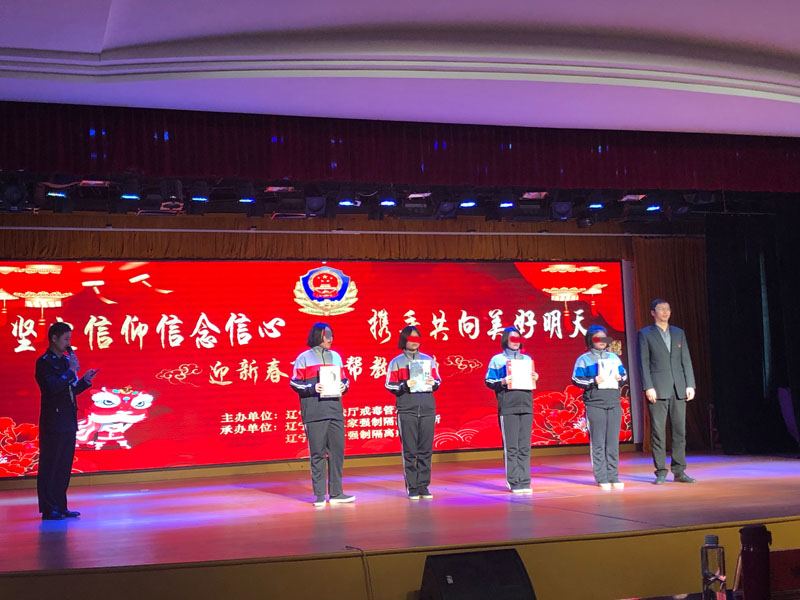 戒毒公益團(tuán)隊(duì)代表向戒毒人員贈書