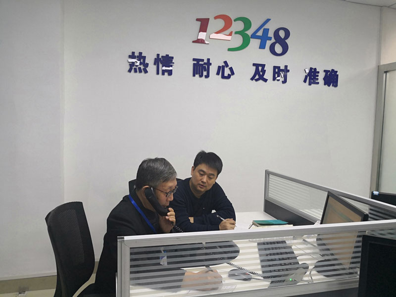 記者體驗接聽熱線電話前接受培訓(xùn)