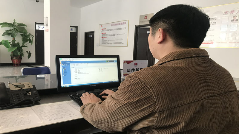 本溪市法律援助中心12348辦公室工作人員姜琦正在通過后臺系統(tǒng)回復(fù)百姓通過12348遼寧法網(wǎng)咨詢的法律問題