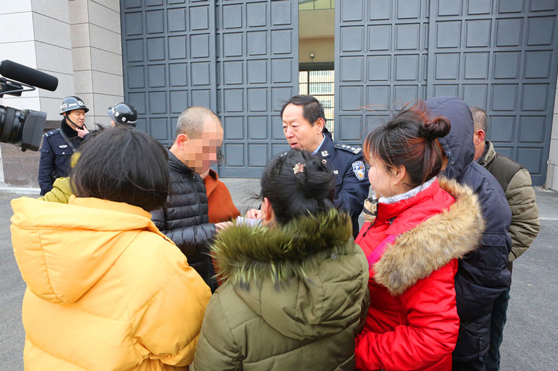 監(jiān)獄干警囑咐離監(jiān)探親服刑人員和家人有關(guān)事項