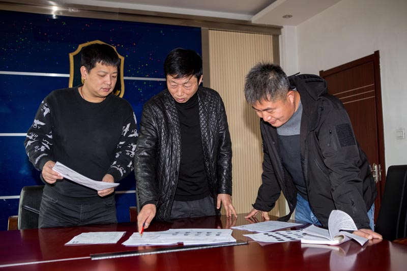 鄭長(zhǎng)新（中）