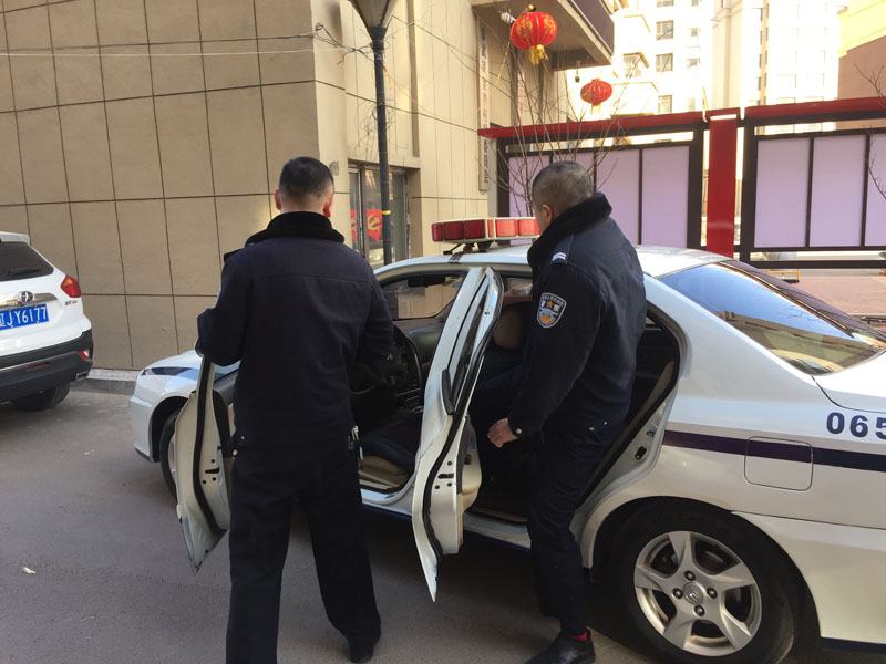 民警踏上警車(chē)開(kāi)始一天的工作