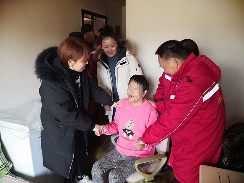 張娜（左一）、王春梅看望癱瘓居民