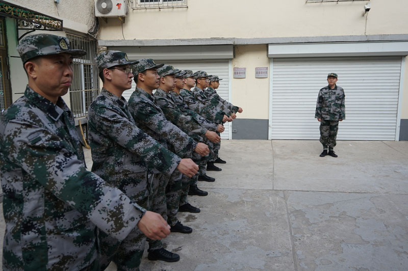 二大隊青年民警參加一日兵活動