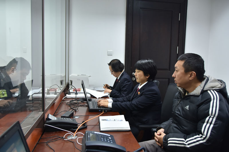 6檢察官與記者在信訪室接待當(dāng)事人