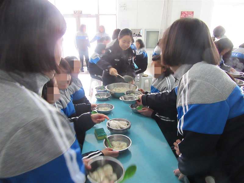 民警與戒毒人員同吃元宵