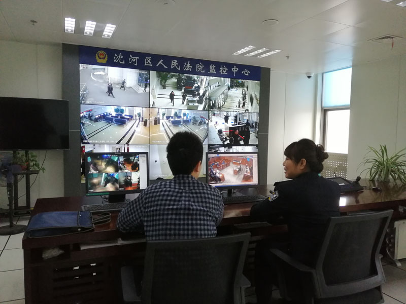 值班法警向記者介紹各個監(jiān)控分屏的情況