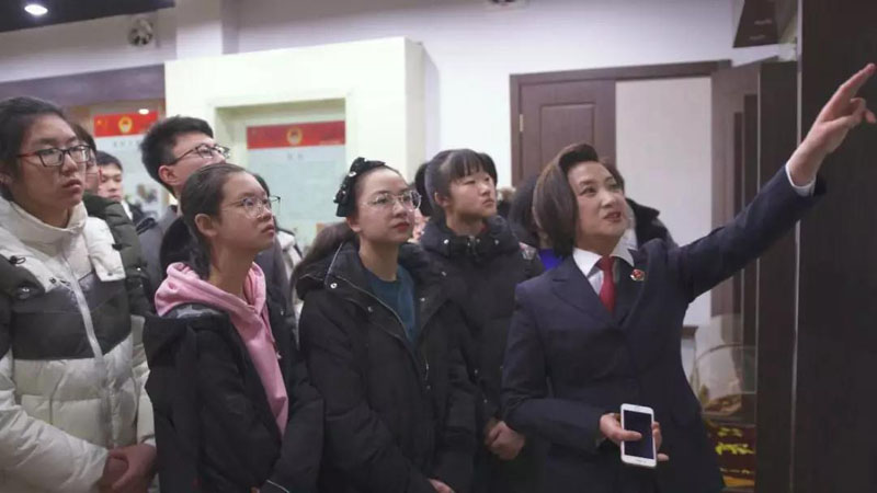 同學(xué)們在認(rèn)真聽講解