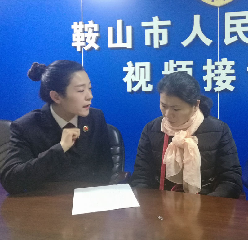 于瑩向趙女士解釋司法救助程序