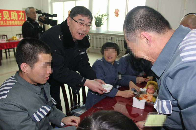 監(jiān)獄領導與服刑人員一起吃元宵