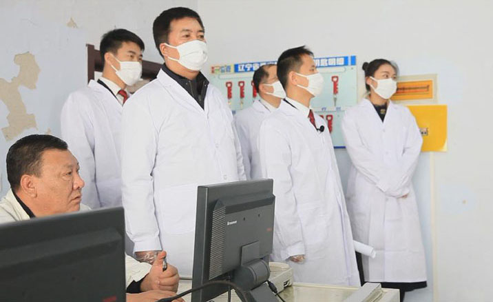 記者（右一）同檢察組進(jìn)監(jiān)區(qū)檢察