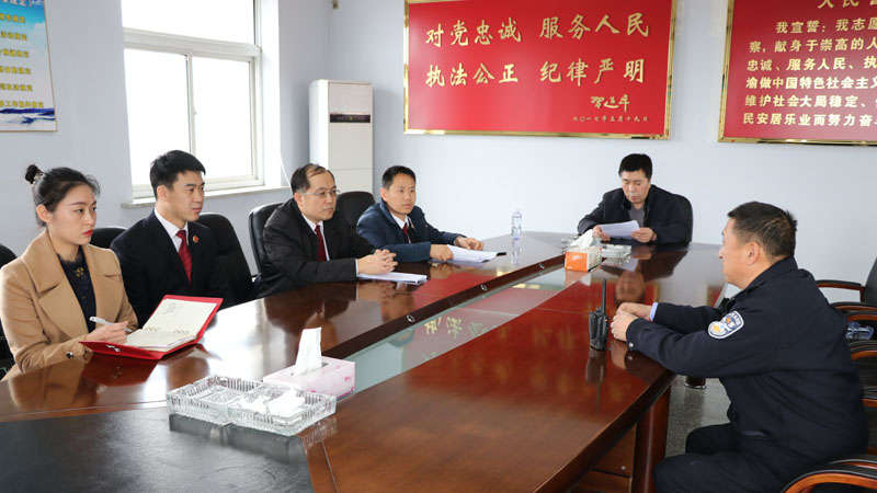 看守所工作人員向檢察組講解進(jìn)入監(jiān)區(qū)注意事項