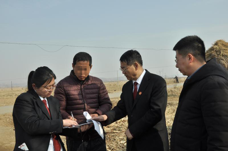 記者（右一）在送達(dá)傳票現(xiàn)場(chǎng)