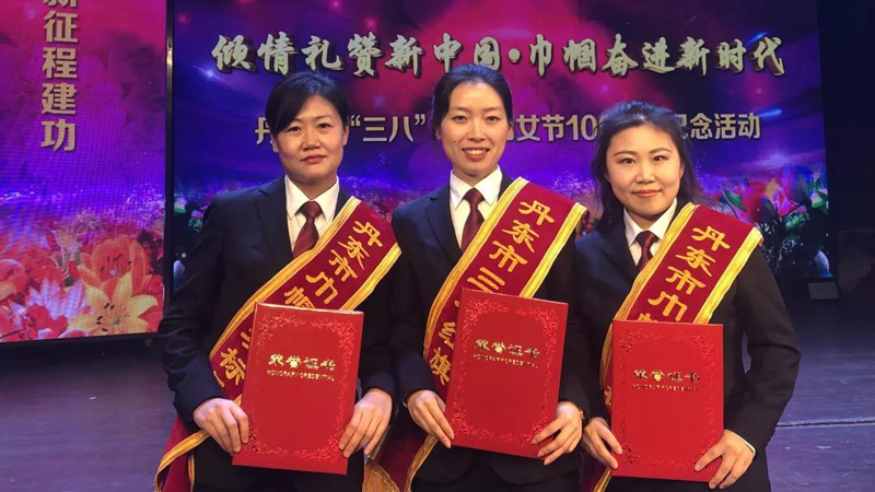 從左往右依次是李曉菲、鄒慧姝、陳曙光