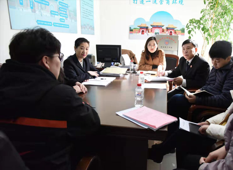 張立斌院長（右二）接待當事人并解答問題