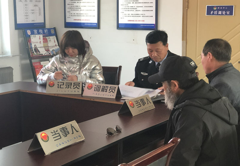 李家新（左二）調(diào)解村民糾紛，記者（左一）認(rèn)真記錄