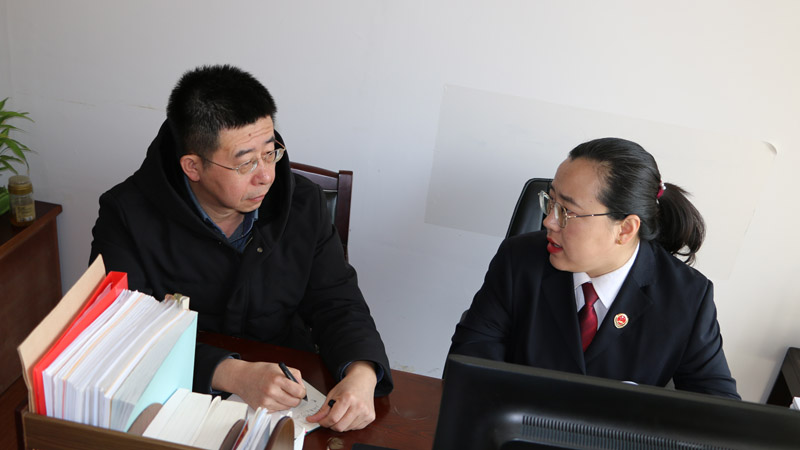 解姍姍向記者介紹辦案事情