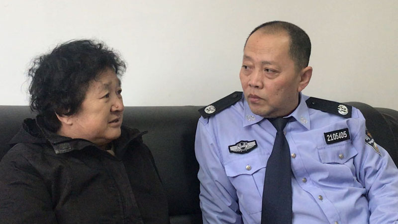 付強（右）耐心傾聽百姓訴求