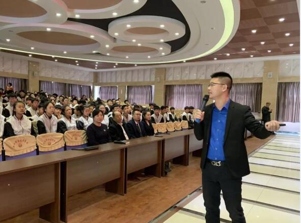 律師給學生們講解法律知識