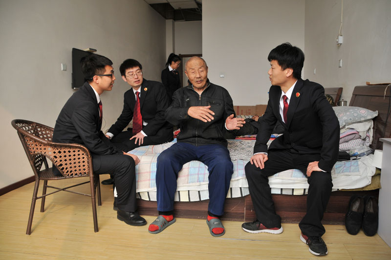 敬老院里“嘮家?！?