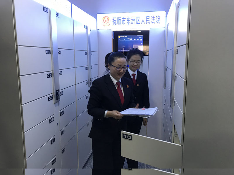 員額法官曹曉梅第一個使用“云柜”拿到了卷宗