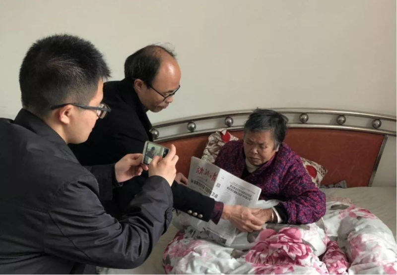 立三村網(wǎng)格員幫助轄區(qū)內(nèi)行動(dòng)不便的老人進(jìn)行養(yǎng)老認(rèn)證