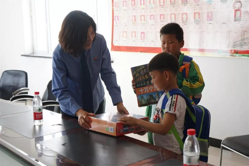 李元看望特困學(xué)生_編輯