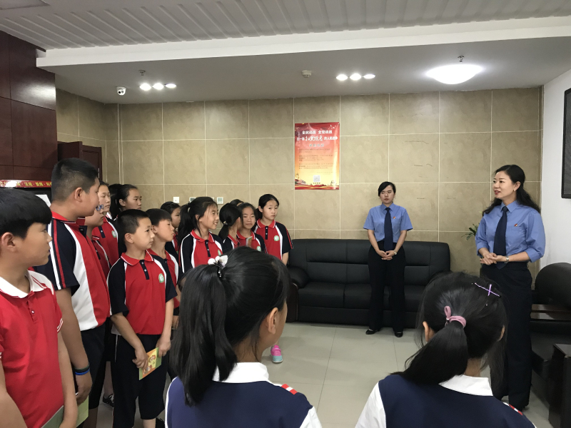 檢察官帶領(lǐng)學(xué)生參觀案件管理大廳_編輯